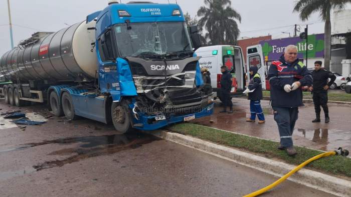 TRES CAMIONES CHOCARON SOBRE AV. 3 DE ABRIL: UNO QUEDÓ DESTROZADO