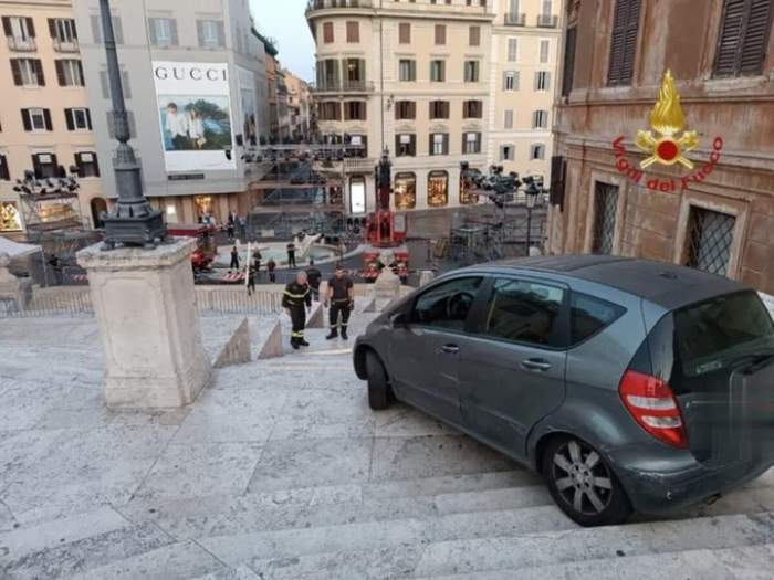 CONDUCTOR MANEJÓ POR LA ESCALINATA DE LA PIAZZA DI SPAGNA EN ROMA