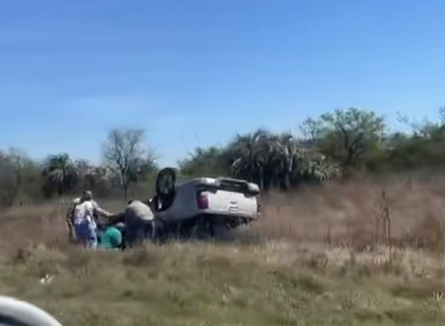 ESQUINA: VOLCÓ UNA CAMIONETA SOBRE RUTA NACIONAL Nº 12