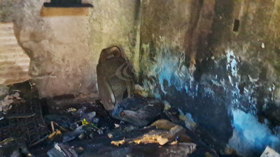 ENTRARON A ROBAR A SU CASA, SE LA INCENDIARON Y QUEDÓ SIN NADA