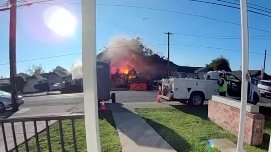 LA IMPACTANTE EXPLOSIÓN DE VARIAS PROPIEDADES DE UN PUEBLO EN CALIFORNIA