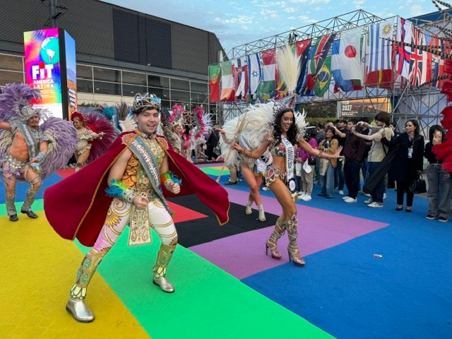 CHAMAMÉ Y CARNAVAL: CORRIENTES DESPLEGÓ SU PASIÓN EN LA APERTURA DE LA FIT 2026
