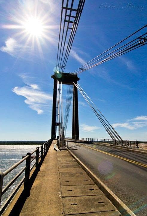 UN REMOLCADOR PARAGUAYO CHOCÓ CONTRA LA DEFENSA DEL PUENTE GENERAL BELGRANO